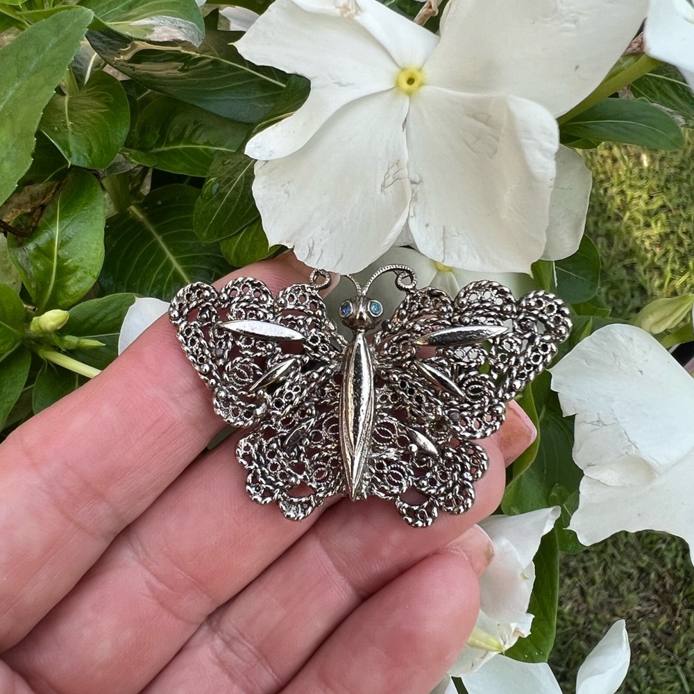 Silver-tone Filigree Blue Rhinestone Eyes Butterfly Broochđź‘ - Picture 3 of 17